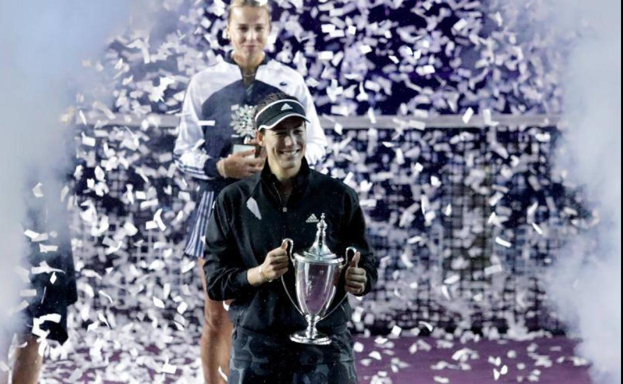 Garbiñe Muguruza posa sonriente con el trofeo. 