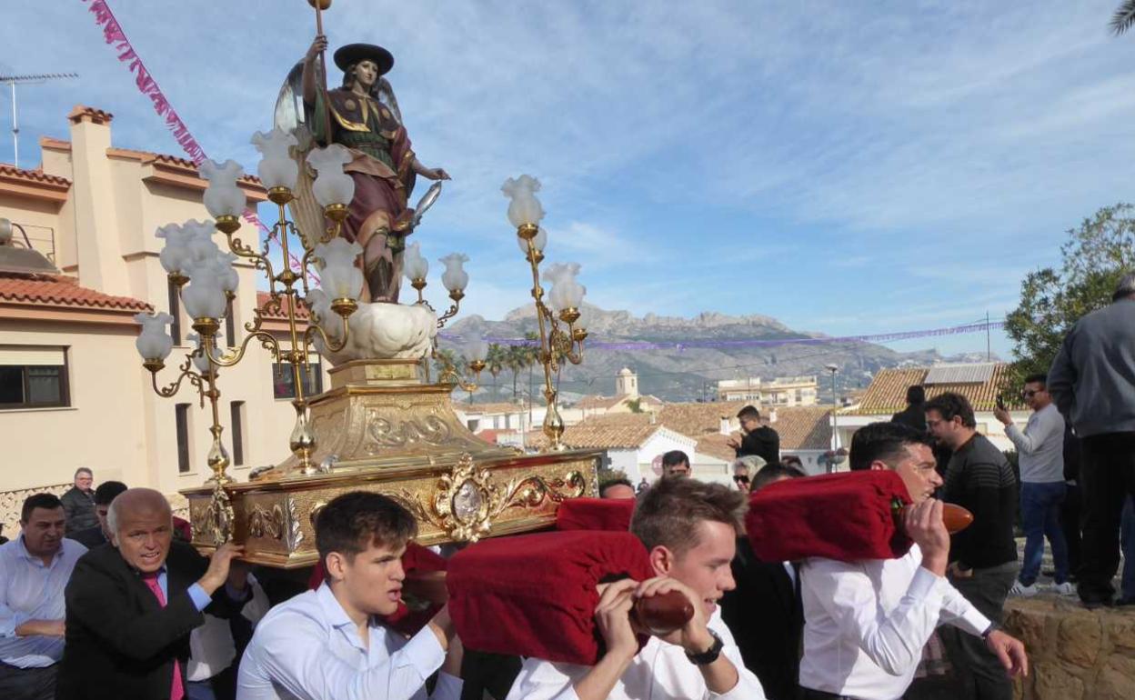 El traslado del santo a ritmo de carrera es una de las tradiciones más arraigadas de La Nucía