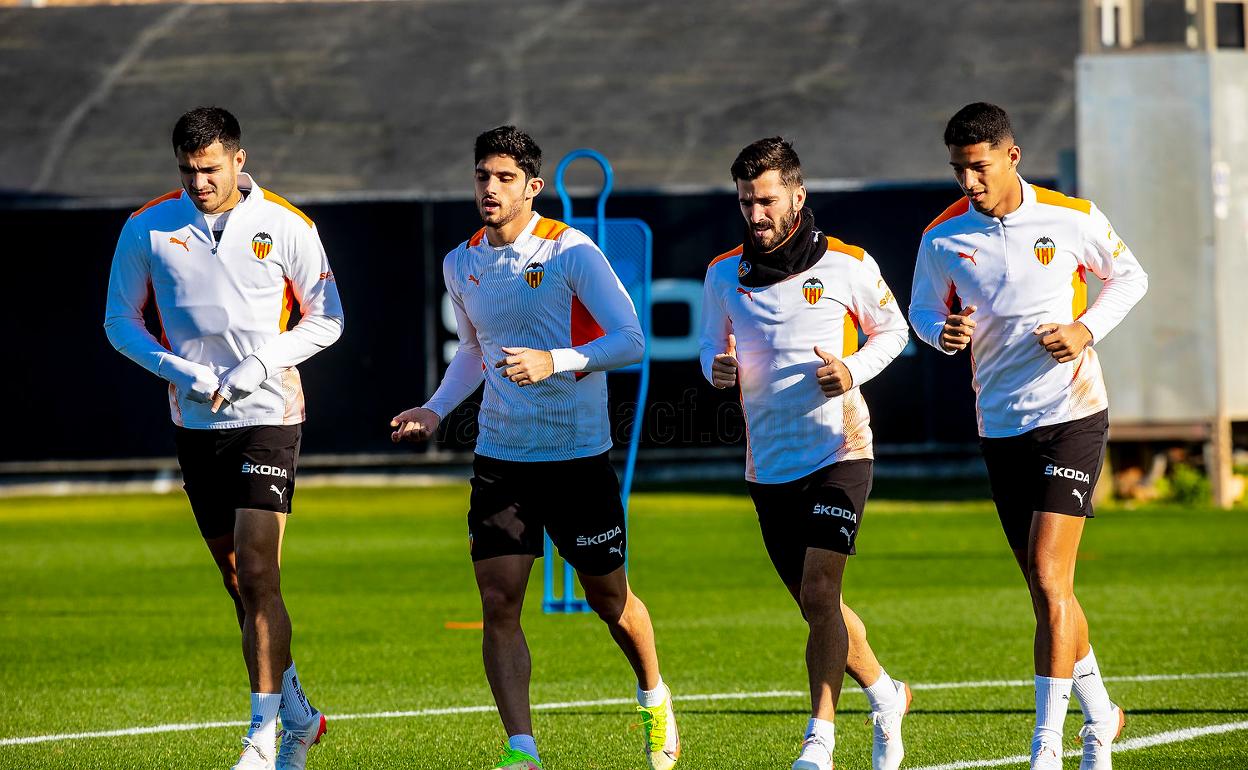 Maxi Gómez, Guedes, Gayà y Marcos André, durante un entrenamiento en Paterna esta semana