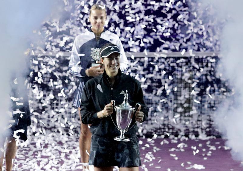 Garbiñe Muguruza celebra el triunfo de maestra. 