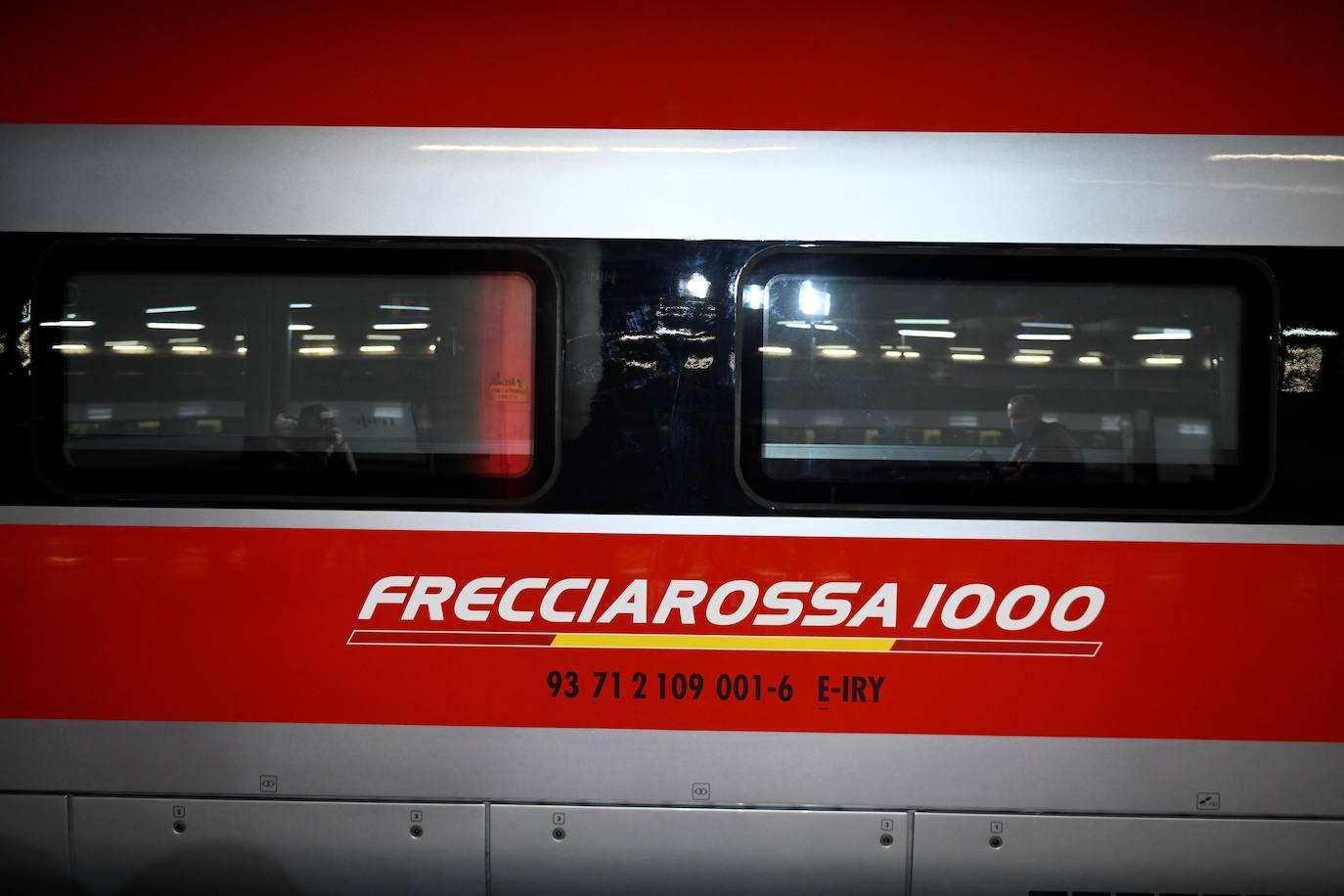 ILSA, primer operador privado español de alta velocidad, arrancará sus primeros viajes en tren en el último trimestre de 2022 bajo el nombre comercial de Iryo. Así lo ha anunciado este jueves la compañía participada al 55% por los fundadores de la aerolínea valenciana Air Nostrum y al 45% por Trenitalia, el operador público italiano.