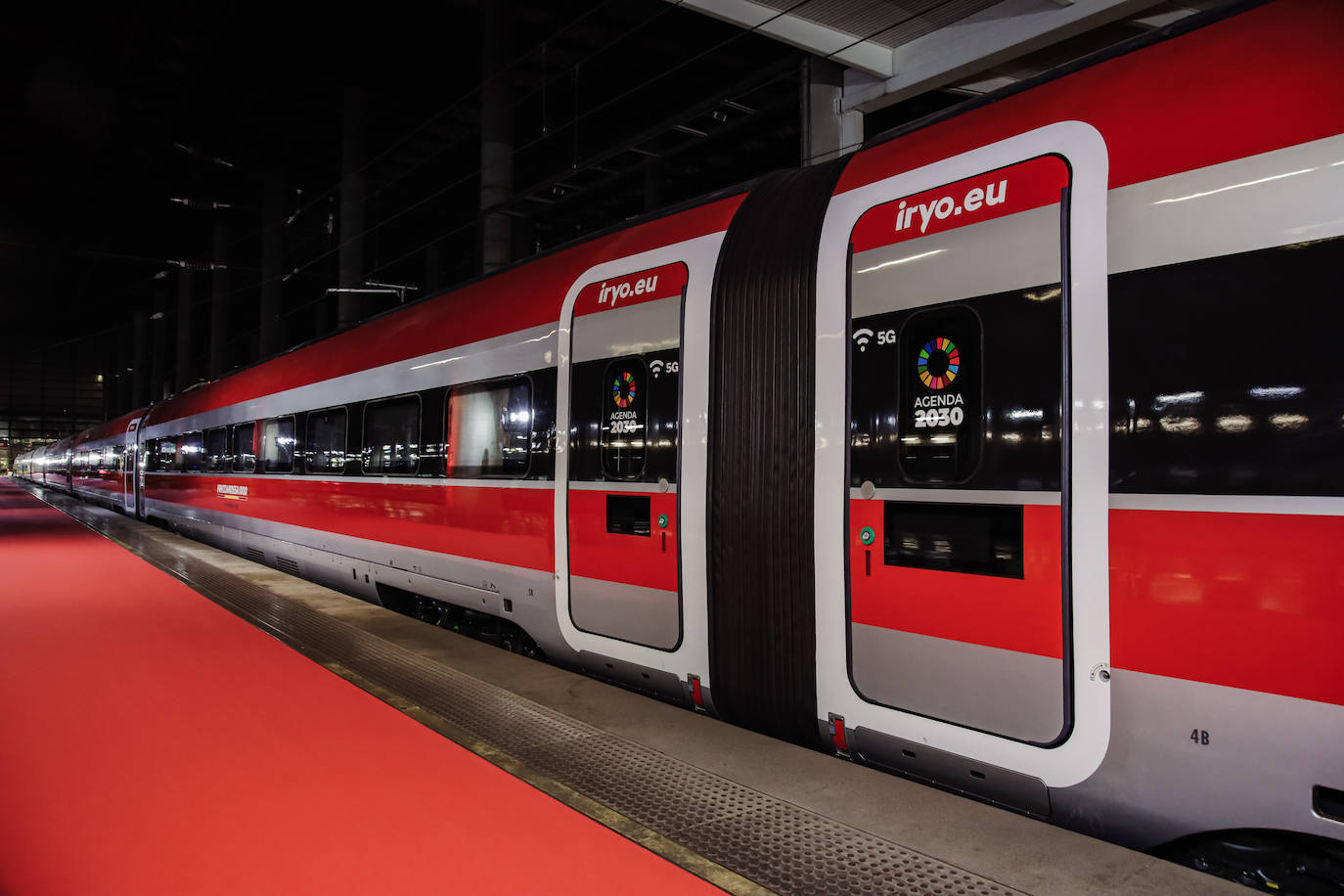 ILSA, primer operador privado español de alta velocidad, arrancará sus primeros viajes en tren en el último trimestre de 2022 bajo el nombre comercial de Iryo. Así lo ha anunciado este jueves la compañía participada al 55% por los fundadores de la aerolínea valenciana Air Nostrum y al 45% por Trenitalia, el operador público italiano.