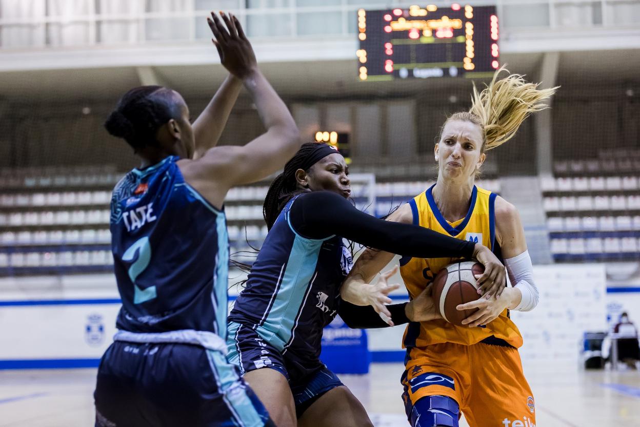 Laura Gil pugna con una rival en el partido de anoche. Manu Márquez