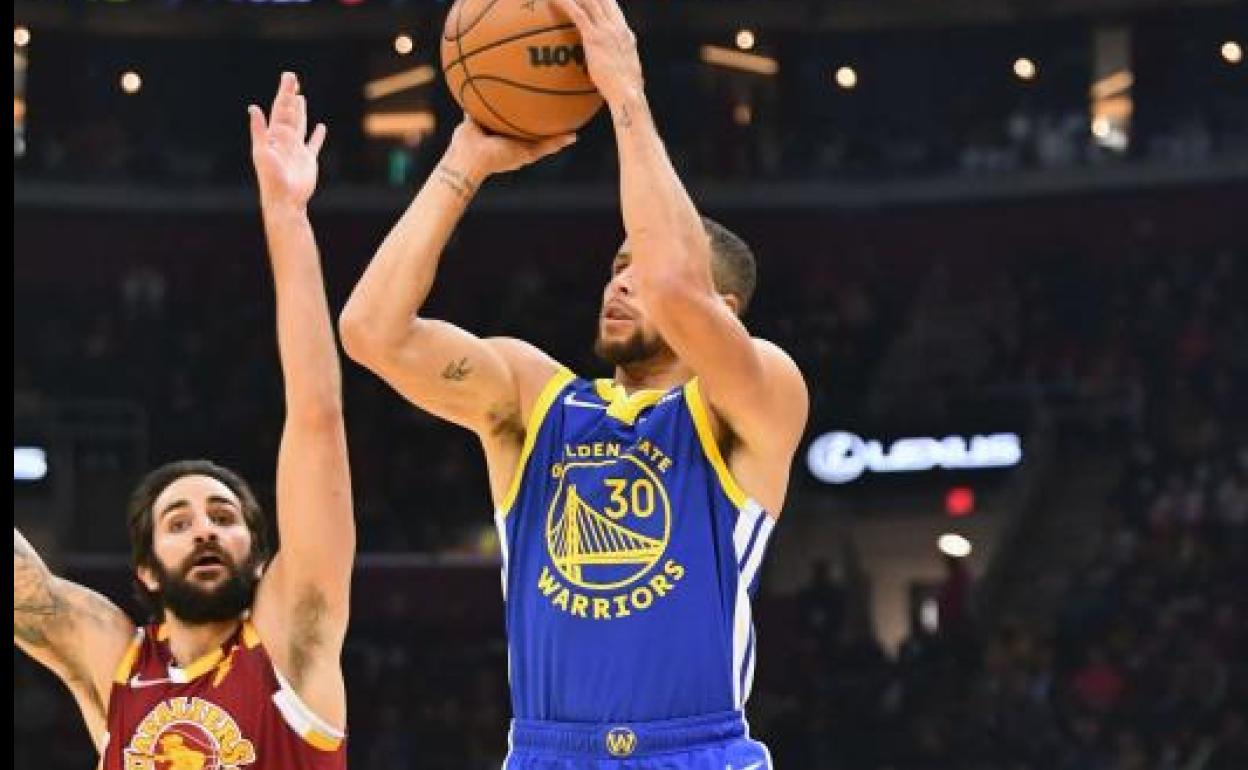 Stephen Curry lanza a canasta ante la presencia de Ricky Rubio.