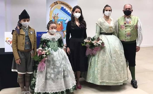 Carmen Martín, fallera mayor de Valencia, junto a los representantes de la falla Malvarrosa. 