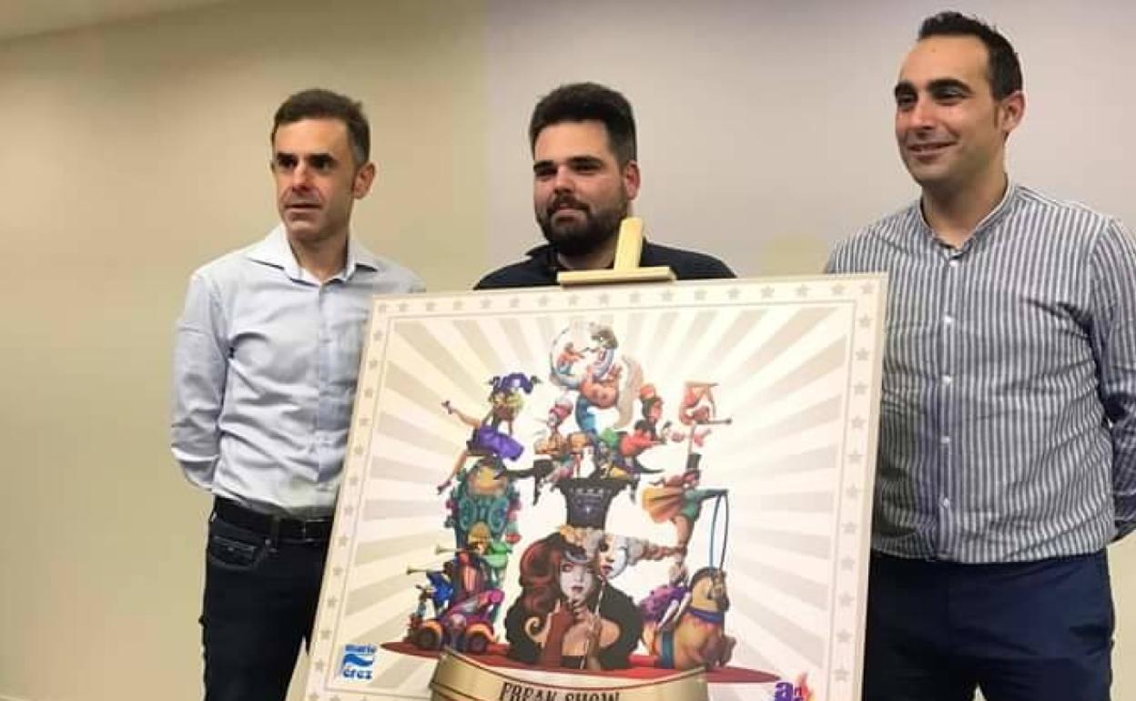 Los artistas de la falla Malvarrosa, junto a la maqueta de la falla grande. 