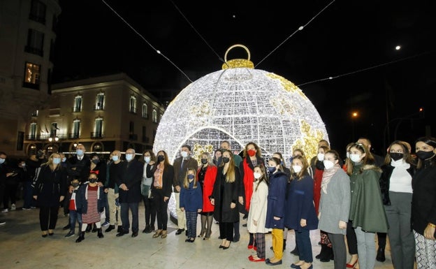 Foto oficial en la bola de Navidad situada en La Explanada. 