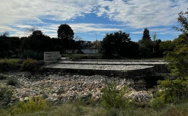 Imagen principal - Las piedras en la presa, el mirador vallado y una calle inundada. 