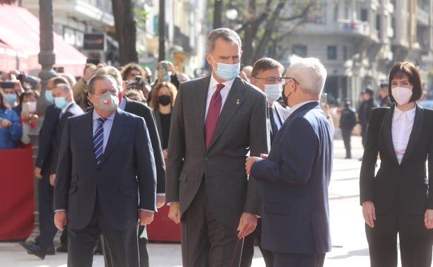 El Rey Felipe VI, antes de entrar a la Lonja. 