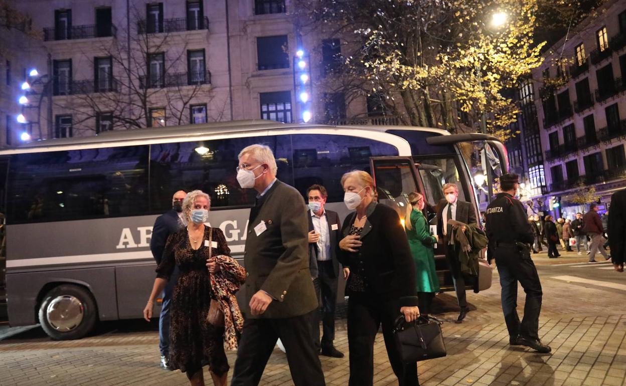 Los empresarios de la ERT llegan a una cena en el edificio de la Diputación. 