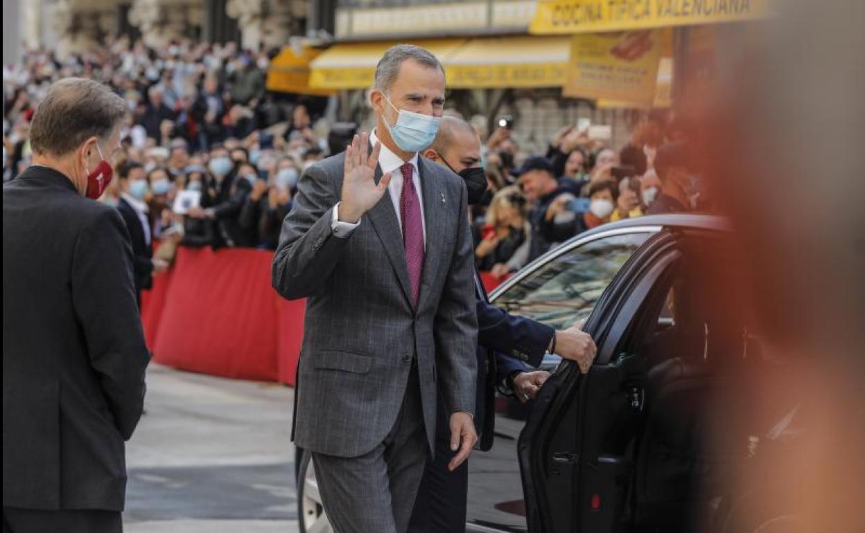 El rey Felipe VI llegando a los premios Jaume I.