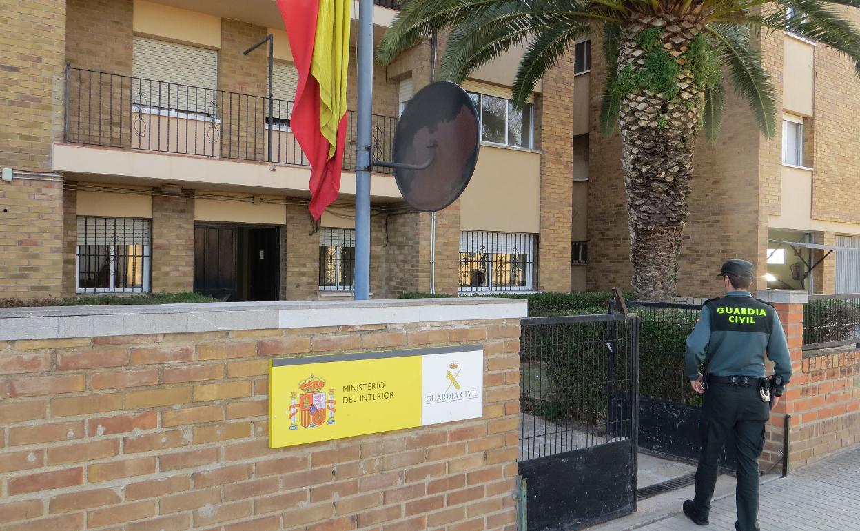 Un guardia civil en la puerta del cuartel de Puçol. 