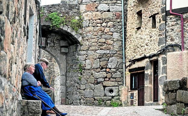 Dos ancianos chalan en Miranda del Castañar, Salamanca.