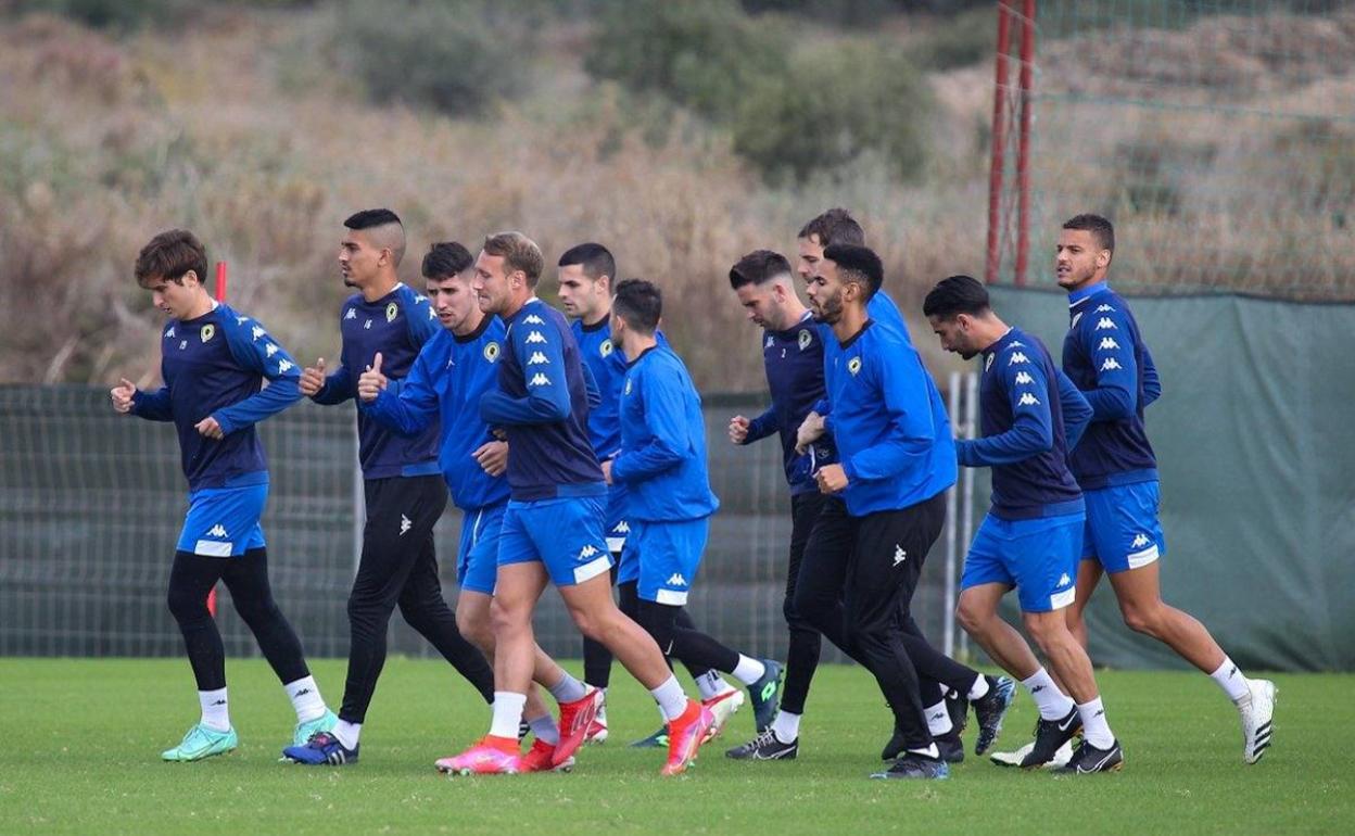 Jugadores del Hércules durante un entrenamiento de esta semana en Fontcalent. 