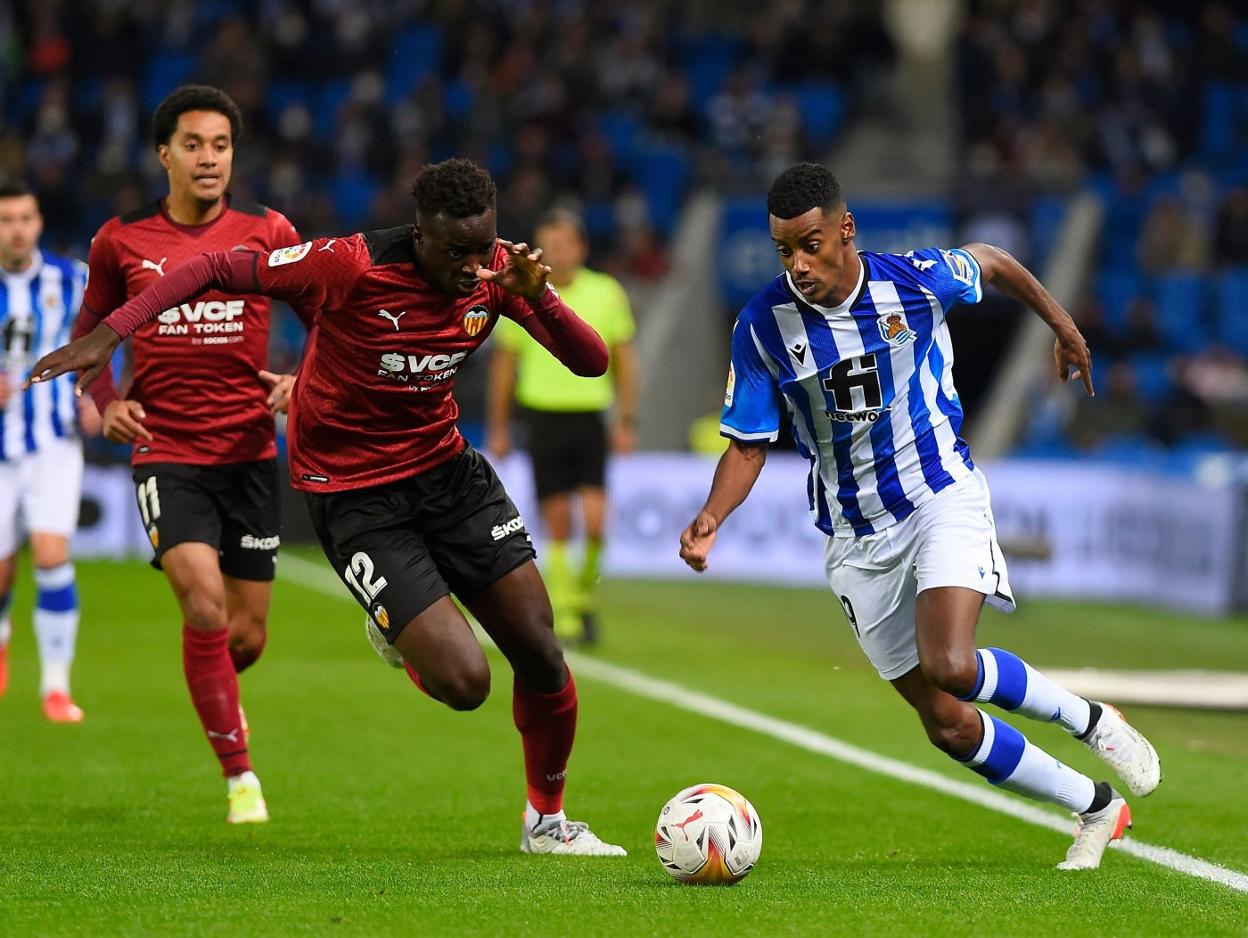 Diakhaby persigue a Isak durante un lance del partido en San Sebastián. afp/ ANDER GILLENEA
