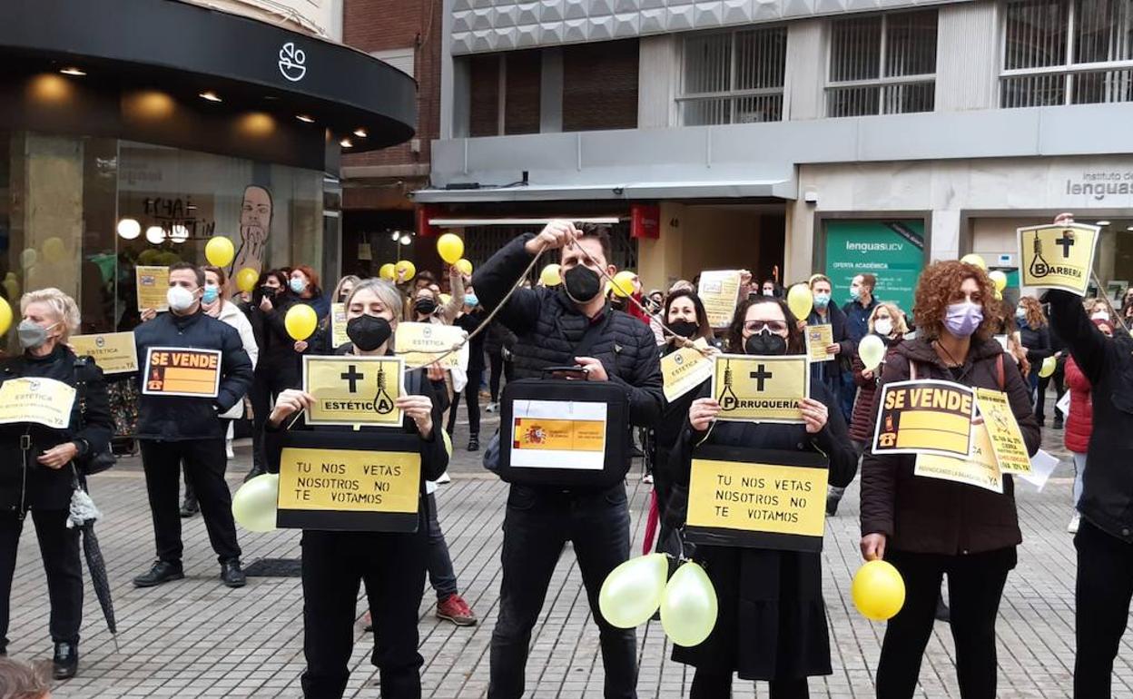 IVA en las peluquerías | Peluquerías y salones de belleza protestan en Valencia contra la «no bajada» del IVA
