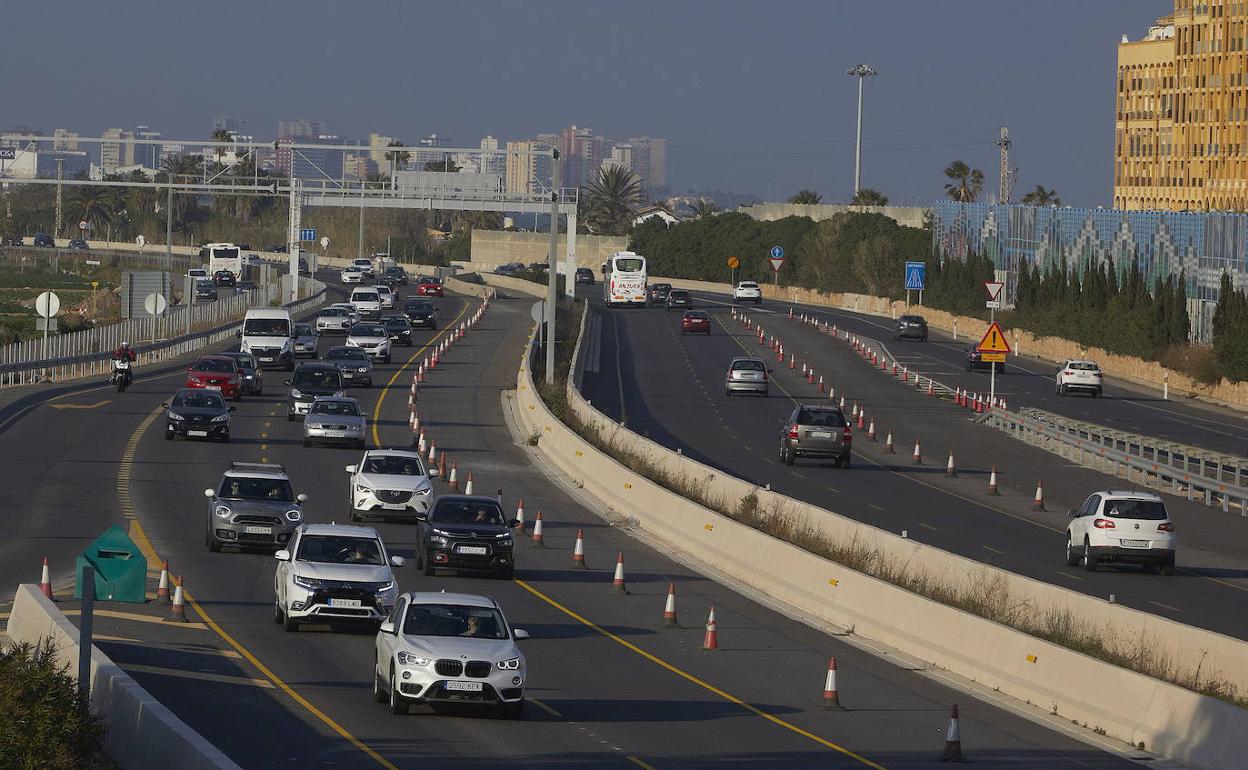 Las obras de ampliación de la V-21 que contemplan la construcción de la pasarela. 