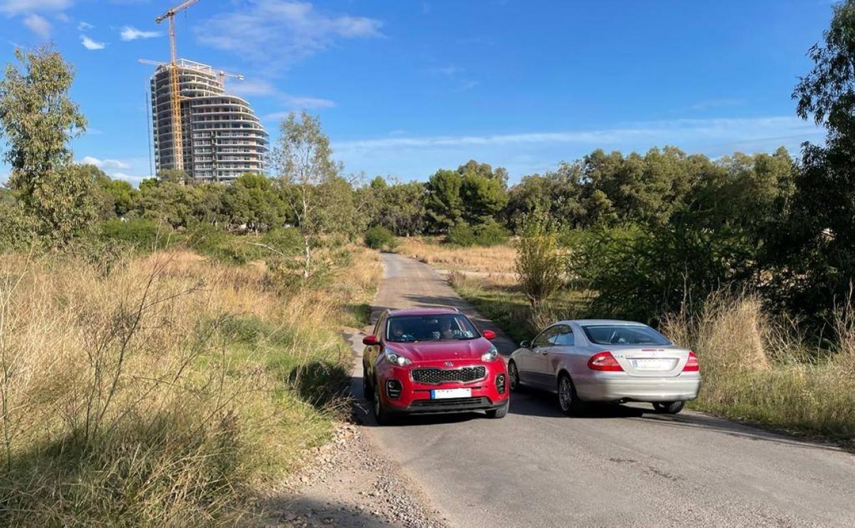 Dos vehículos se cruzan en un badén que usan miles de coches en verano. 