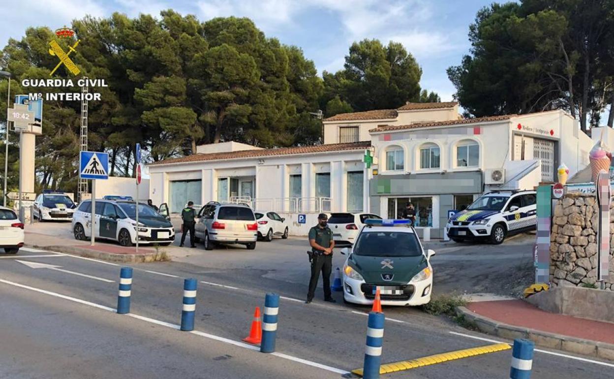 Un control de la Benemérita de Calp y de la Policía Local. 