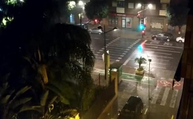 Tromba de agua en la avenida del Puerto de Valencia.