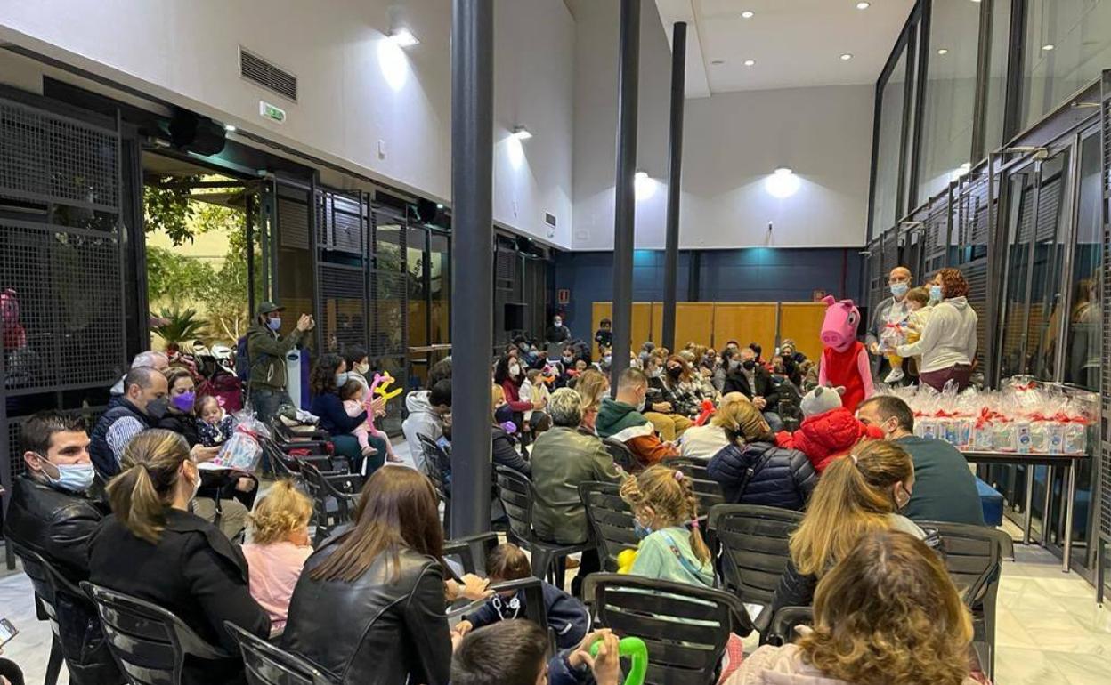 Un momento del acto con las familias. 