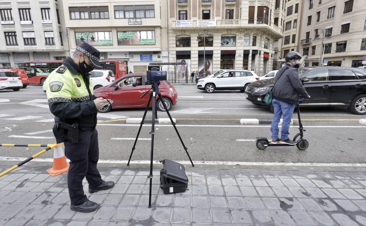 Multas en Valencia | Multas de 60 a 1.000 euros a los conductores de patinetes eléctricos de Valencia que vayan a más de 20 km/h o que incumplan las normas