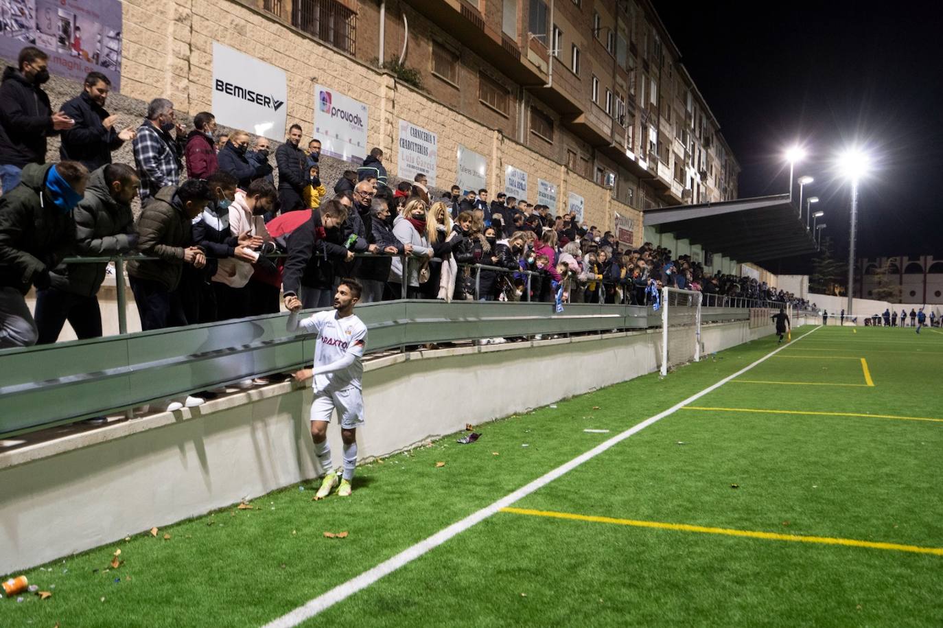 Un jugador del CD Utrillas se saluda con los aficionados de la grada del Estadio 'La Vega'