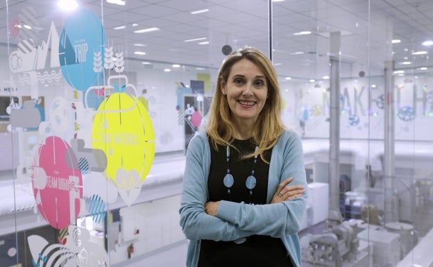 Imagen principal - Arriba, Teresa Cercós, directora de Calidad, Innovación y Medio Ambiente de Importaco. En las imágenes inferiores, dos trabajadoras del centro tecnológico de la compañía en los laboratorios. 