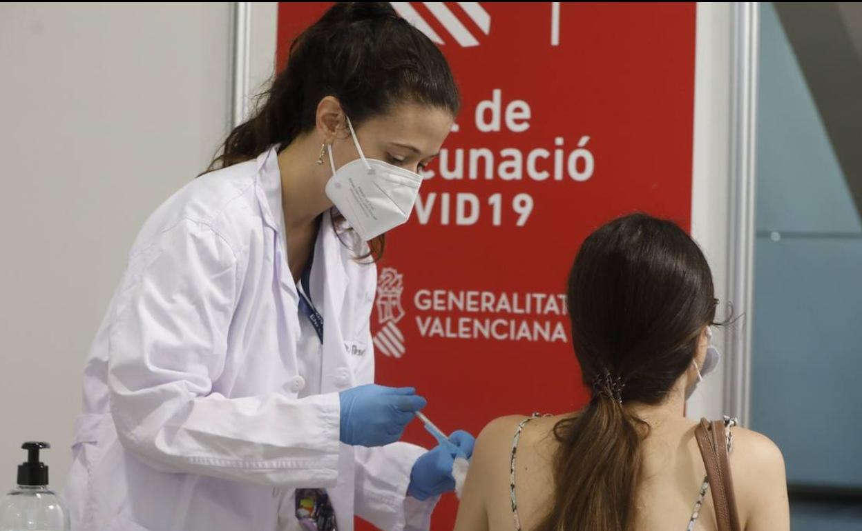 Una joven se vacuna en Valencia. 