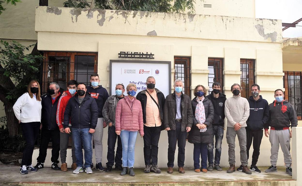Alumnos participantes en el taller y autoridades. 
