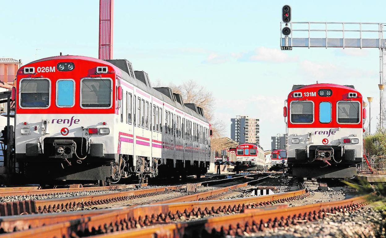 Varios trenes de Cercanías en la estación de San Isidro. 