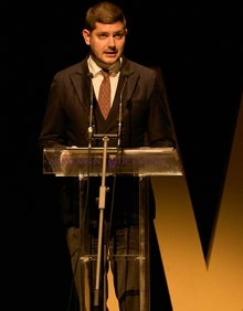 Imagen secundaria 2 - Foto de familia tras la gala, una de las actuaciones y el alcalde, José Manuel Prieto, durante su intervención. .
