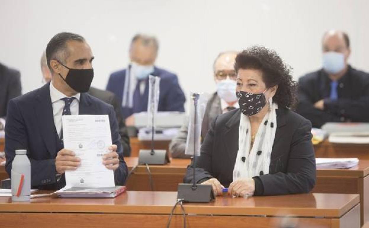 Consuelo Císcar, junto a su letrado, en el inicio del juicio. 