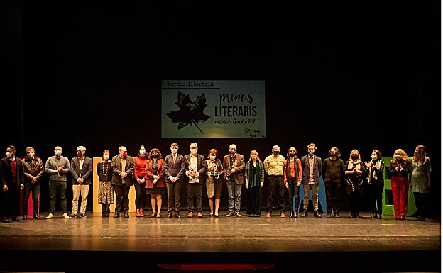 Imagen principal - Foto de familia tras la gala, una de las actuaciones y el alcalde, José Manuel Prieto, durante su intervención. .