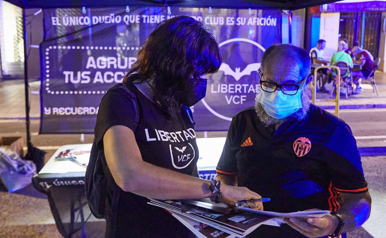 Miembros de Libertad VCF, en la recogida de adhesiones.