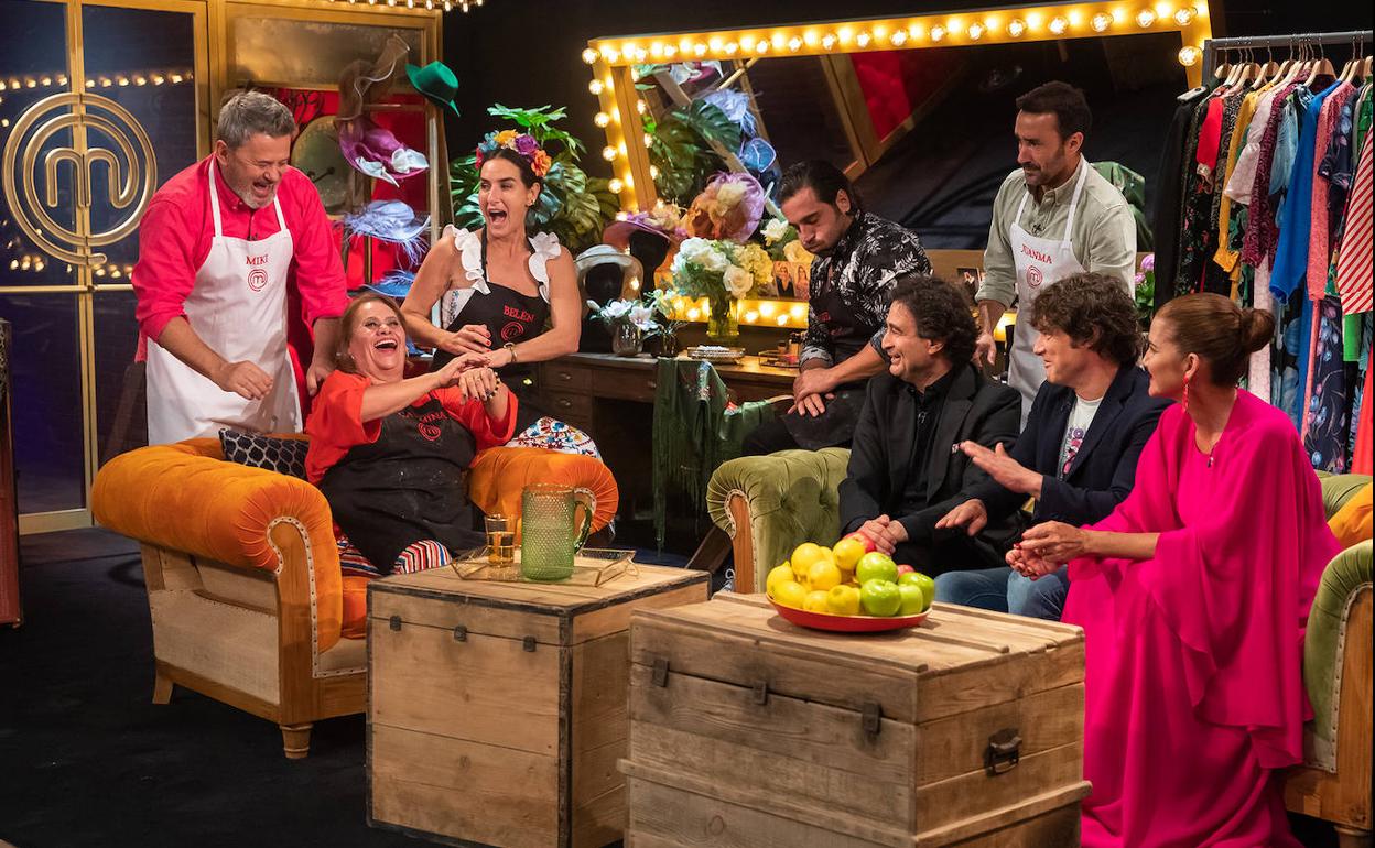 Los finalistas y el jurado de Mastercehef Celebrity, junto a Carmina Barrios.