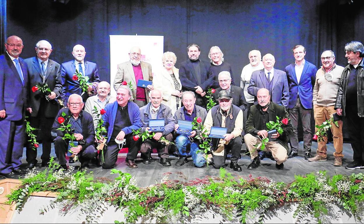 Los autores reconocidos ayer por llevar 50 años formando parte de la SGAE, en la foto de familia tras el emotivo homenaje. 