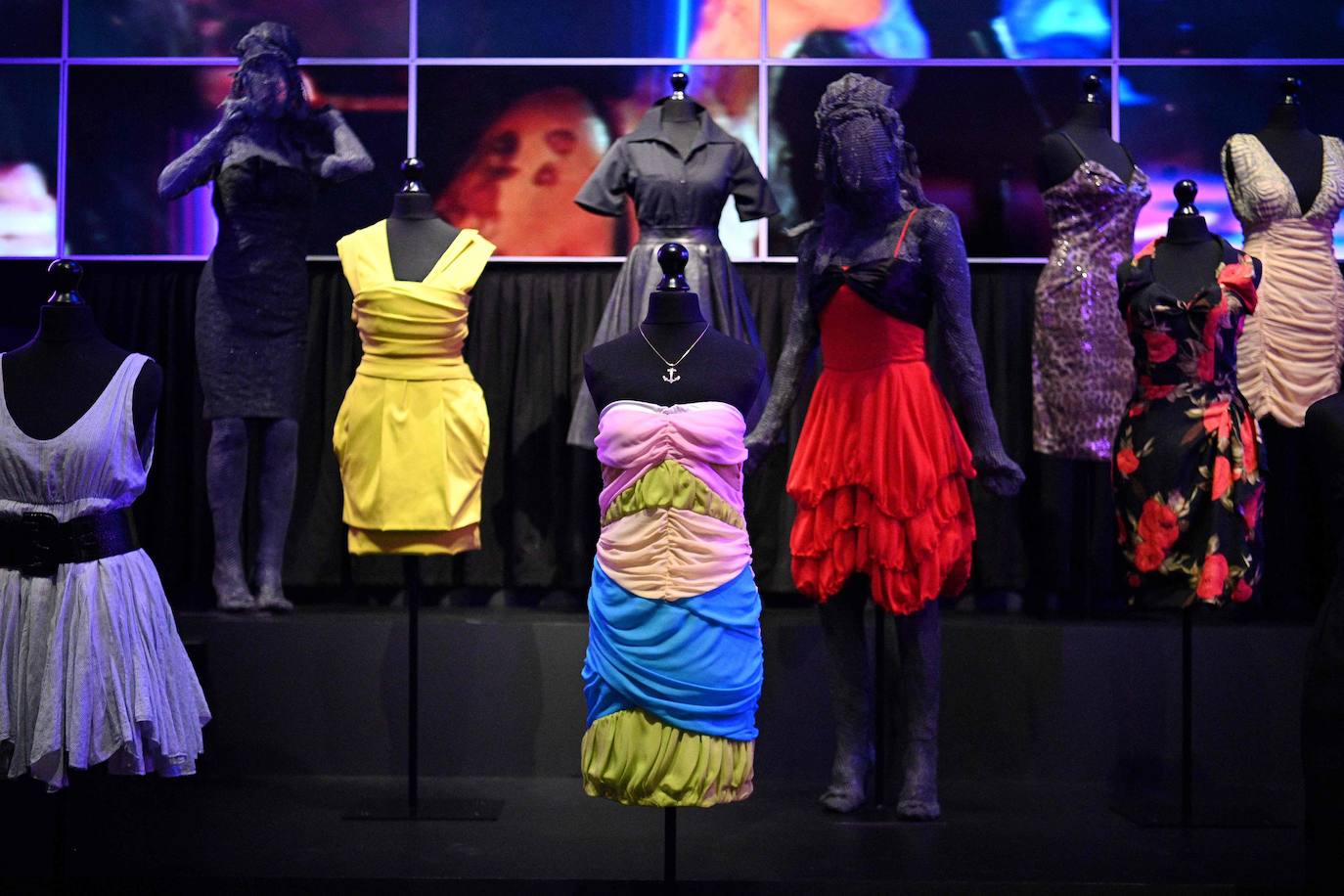 El Museo del Diseño Londres acoge la exposición 'Beyond the Stage' ('Más allá del escenario') sobre la cantante británica Amy Winehouse. Esta es la primera muestra que indaga en el pasado de la artista y su proceso creativo e incluye auténticos tesoros de la icónica cantante: el vestido que llevó en su último concierto, sus guitarras favoritas y muchos de sus premios pueden ser vistos ahora por el público en un homenaje a Winehouse.