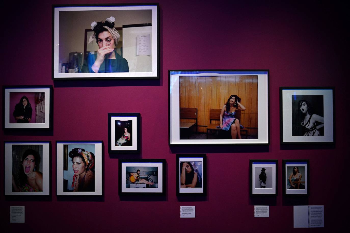 El Museo del Diseño Londres acoge la exposición 'Beyond the Stage' ('Más allá del escenario') sobre la cantante británica Amy Winehouse. Esta es la primera muestra que indaga en el pasado de la artista y su proceso creativo e incluye auténticos tesoros de la icónica cantante: el vestido que llevó en su último concierto, sus guitarras favoritas y muchos de sus premios pueden ser vistos ahora por el público en un homenaje a Winehouse.