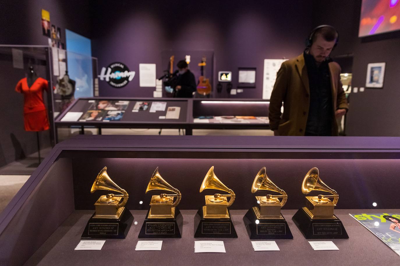 El Museo del Diseño Londres acoge la exposición 'Beyond the Stage' ('Más allá del escenario') sobre la cantante británica Amy Winehouse. Esta es la primera muestra que indaga en el pasado de la artista y su proceso creativo e incluye auténticos tesoros de la icónica cantante: el vestido que llevó en su último concierto, sus guitarras favoritas y muchos de sus premios pueden ser vistos ahora por el público en un homenaje a Winehouse.