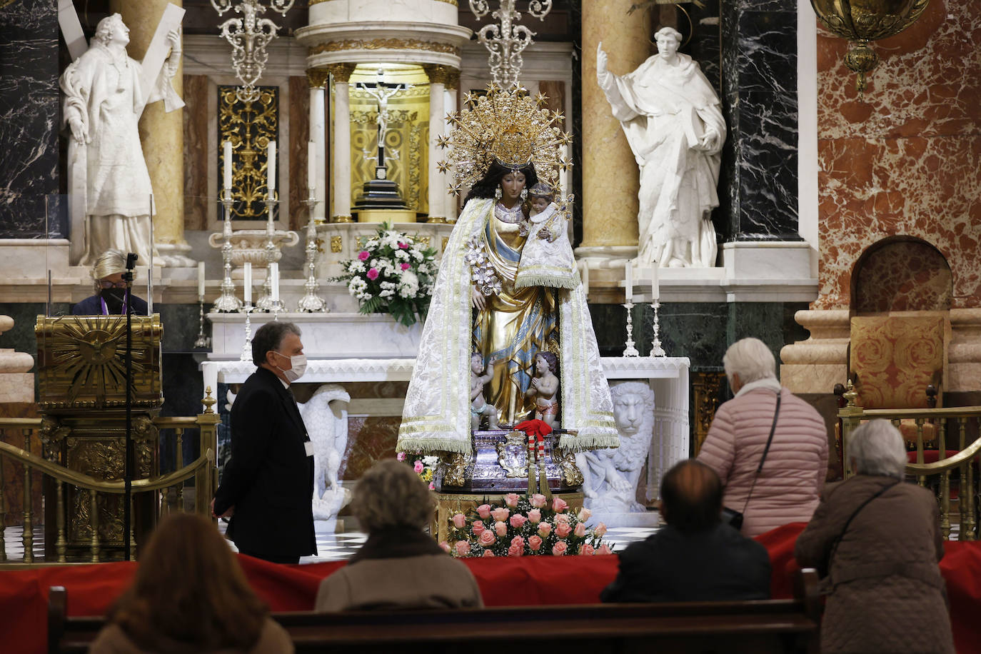 Besamanos en Valencia | Lluvia en el inicio del Besamanos en Valencia