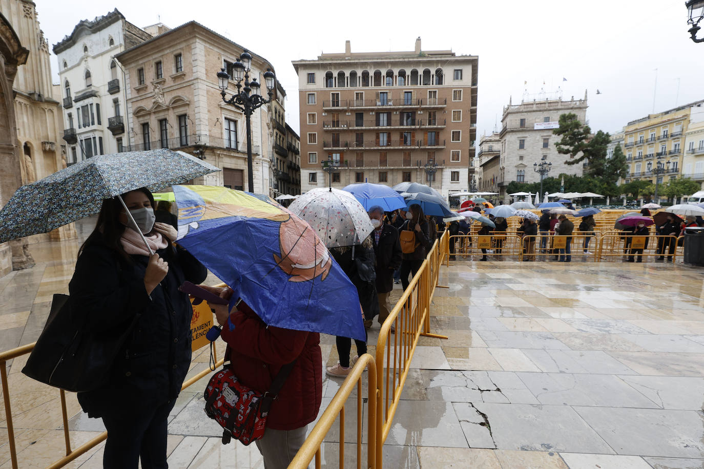 Besamanos en Valencia | Lluvia en el inicio del Besamanos en Valencia