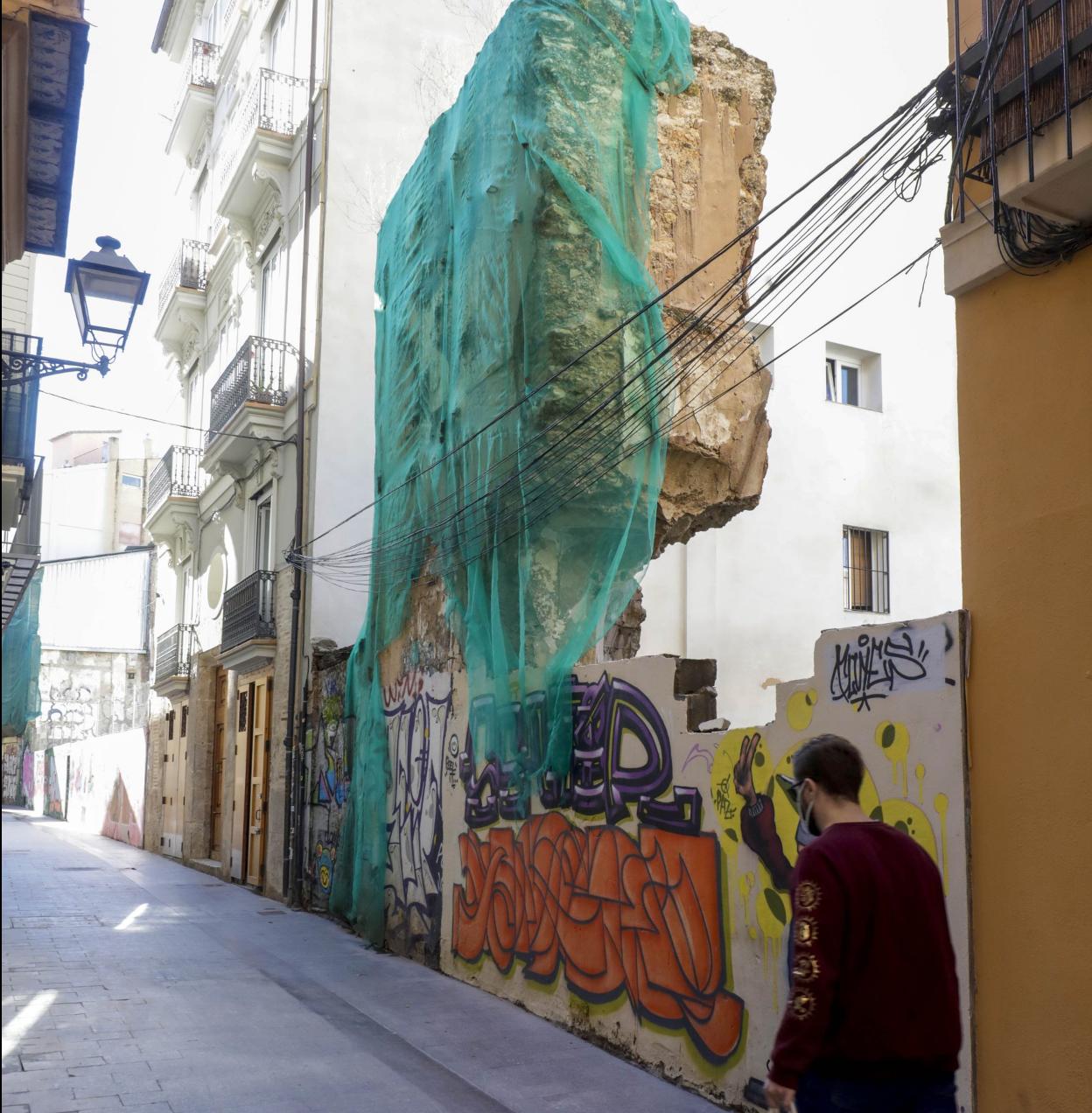 Los restos de la muralla, parte del maltrecho muro. irene marsilla