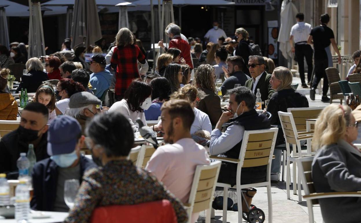 Varias personas en una terraza de Valencia. 