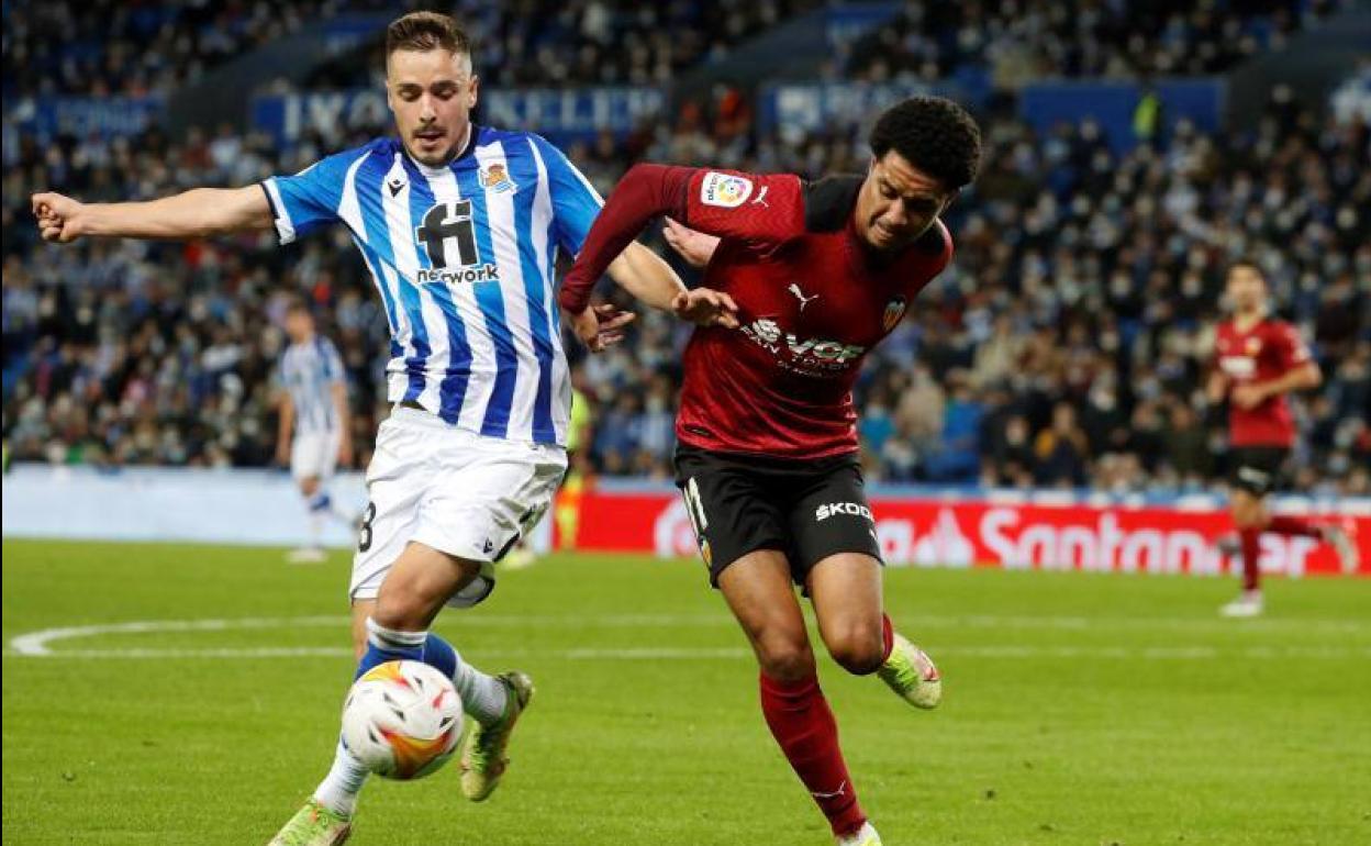 Hélder Costa pelea un balón con Gorosabel en el partido contra la Real