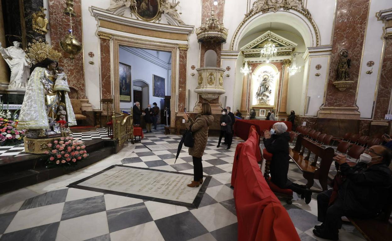 Miles de devotos visitan la Basílica para participar en el Besamanos a la Virgen. 
