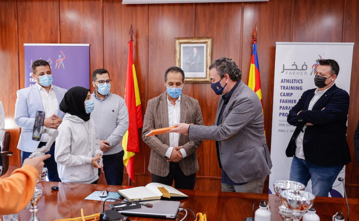 Imagen del encuentro entre los responsables del comité paralímpico saudita y Vicente Arques