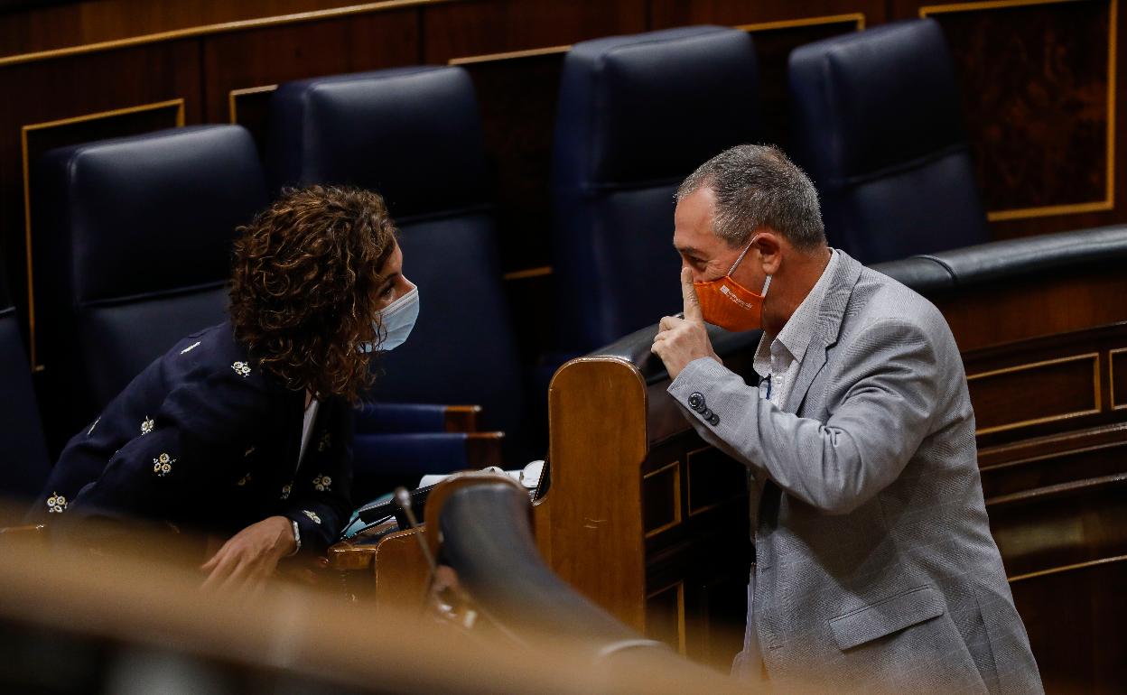 Joan Baldoví conversa en el Congreso con la ministra Montero. 