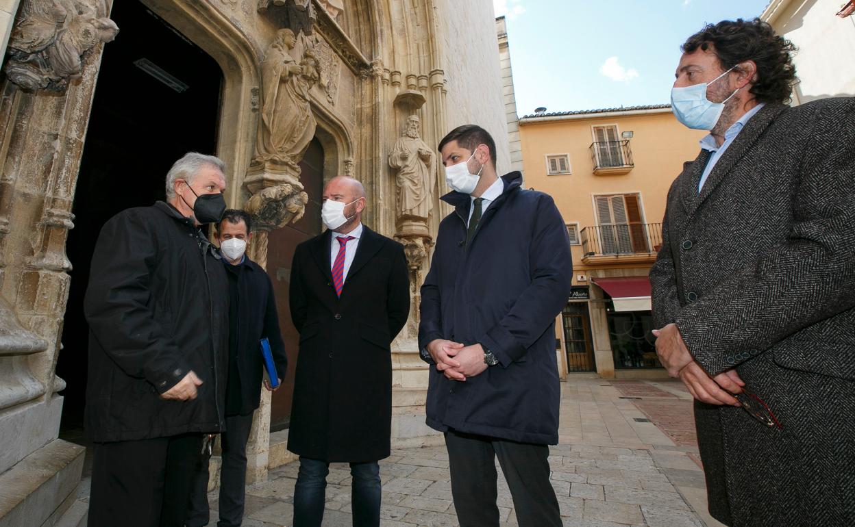 Toni Gaspar, junto al abad de Gandia, Ángel Saneugenio, el alcalde Prieto, y el diputado Mascarell. 