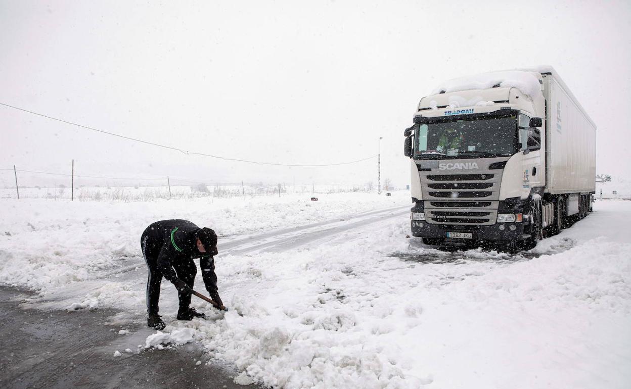 Un hombre aparta nieve en Barracas tras un temporal de nieve. 